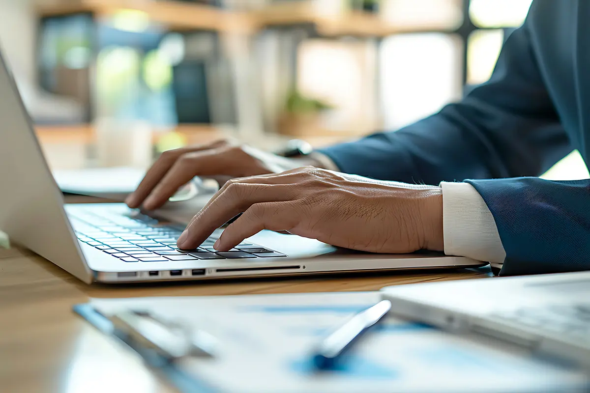 利用会社は、発生した売掛債権をファクタリング会社へ売却するため、必要書類を提出します。 SAFE TRUST株式会社